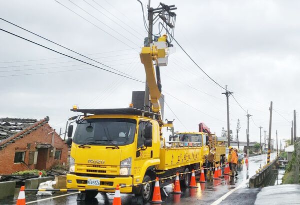 ▲台電桃園營業處同仁馳赴雲嘉南地區協助搶修風災毀損電桿全力復電。（圖／台電桃園營業處提供）