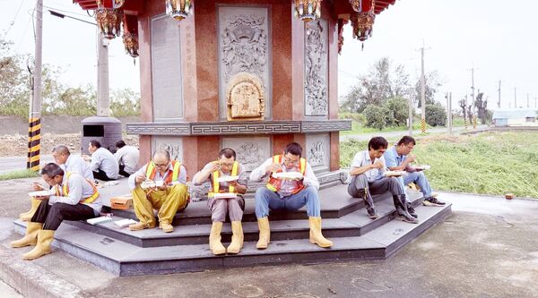 ▲台電桃園營業處馳赴雲嘉南地區協助搶修復電，同仁趁空檔席地吃便當。（圖／台電桃園營業處提供）