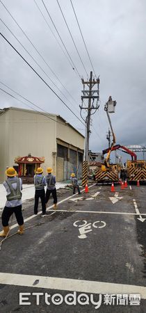 ▲台南市多處因丹娜絲颱風導致電桿倒塌，台電持續投入人力搶修災區電力。（記者林東良翻攝，下同）