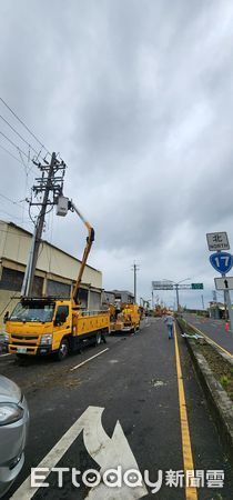 ▲台南市多處因丹娜絲颱風導致電桿倒塌，台電持續投入人力搶修災區電力。（記者林東良翻攝，下同）
