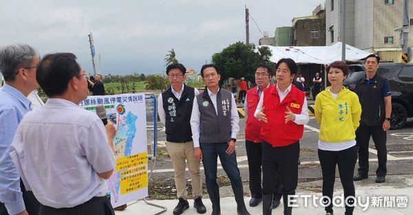 ▲台南市多處因丹娜絲颱風導致電桿倒塌，台電持續投入人力搶修災區電力。（記者林東良翻攝，下同）