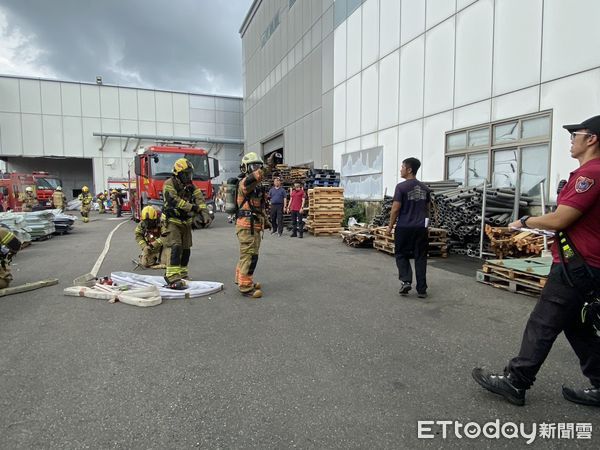 ▲消防人員於森鉅科技廠區模擬化學品洩漏事故，依H.A.Z.M.A.T.程式進行應變處置。（記者林東良翻攝，下同）