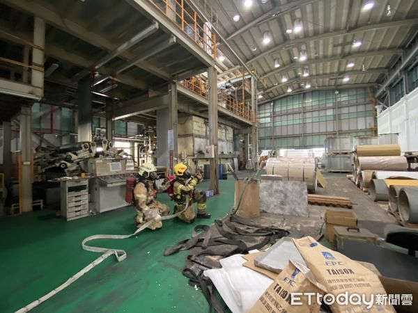 ▲消防人員於森鉅科技廠區模擬化學品洩漏事故，依H.A.Z.M.A.T.程式進行應變處置。（記者林東良翻攝，下同）