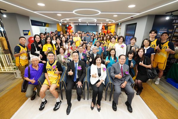 ▲融合新北中信特攻籃球隊元素，新莊特色分行盛大開幕。（圖／特攻提供）