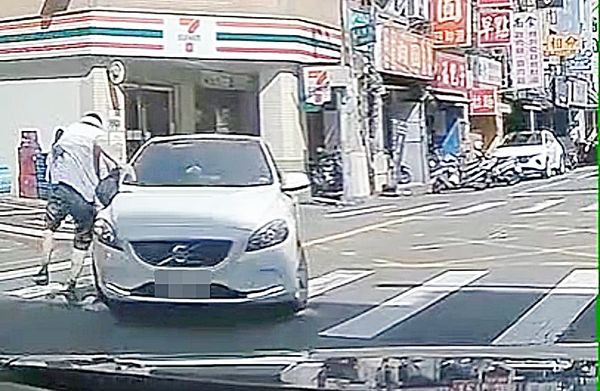 ▲網傳桃園市桃園區中正路一處路口，日前一名阿伯快速穿越人行道，右轉自小客車居然未禮讓，幸好阿伯以「跑酷」急閃而過，但已讓目擊者嚇了一跳。（圖／翻攝自網路《Wowtchout》）