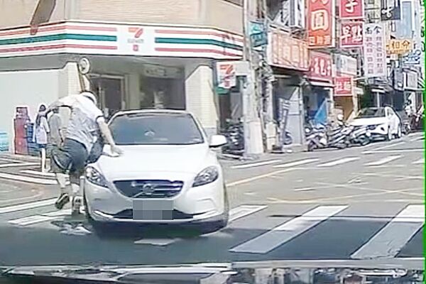 ▲網傳桃園市桃園區中正路一處路口，6月下旬一名阿伯快速穿越人行道，右轉自小客車居然未禮讓，阿伯及閃而過幸未被撞擊受傷。（圖／翻攝自網路《Wowtchout》）