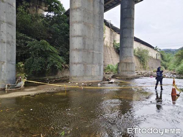 ▲汐止警方派員到女子墜落河床現場鑑識採證。（圖／記者張君豪翻攝）