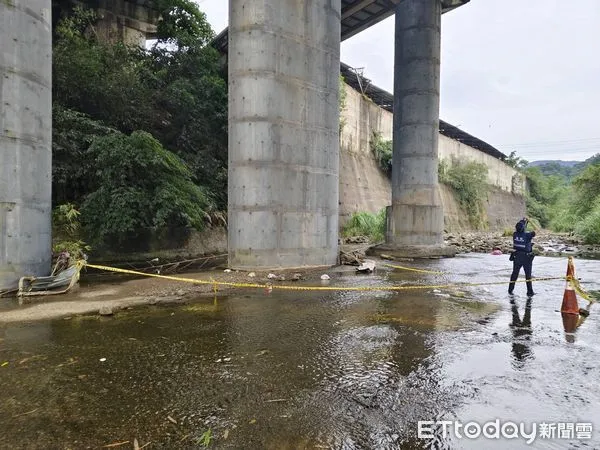 ▲汐止警方派員到女子墜落河床現場鑑識採證。（圖／記者張君豪翻攝）