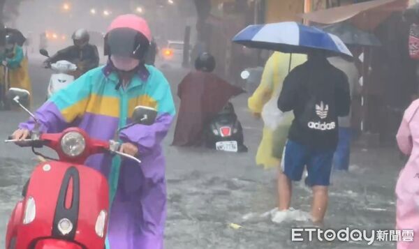 ▲彰化淹水過後，車牌紛紛掉落。（圖／民眾提供）