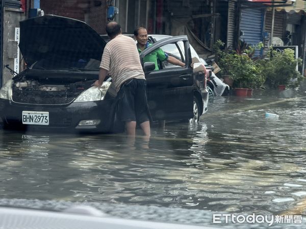 ▲彰化淹水過後，車牌紛紛掉落。（圖／民眾提供）