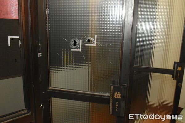 ▲▼囂張男「試射霰彈槍」轟爆鄰居家　家中竟搜出168發子彈。（圖／記者高堂堯翻攝）