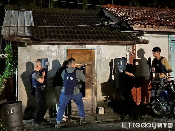 ▲▼囂張男「試射霰彈槍」轟爆鄰居家　家中竟搜出168發子彈。（圖／記者高堂堯翻攝）