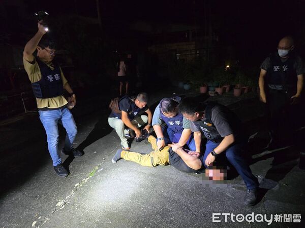 ▲▼囂張男「試射霰彈槍」轟爆鄰居家　家中竟搜出168發子彈。（圖／記者高堂堯翻攝）