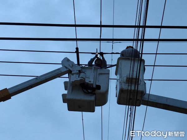 ▲台電工程人員冒雨搶修電桿，全力恢復台南災區供電。（記者林東良翻攝，下同）