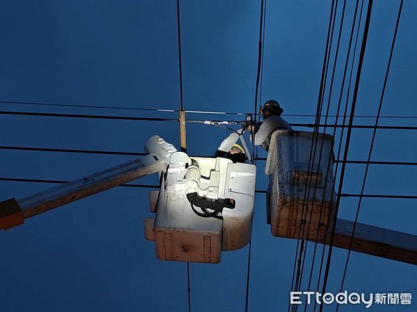 ▲台電工程人員冒雨搶修電桿，全力恢復台南災區供電。（記者林東良翻攝，下同）