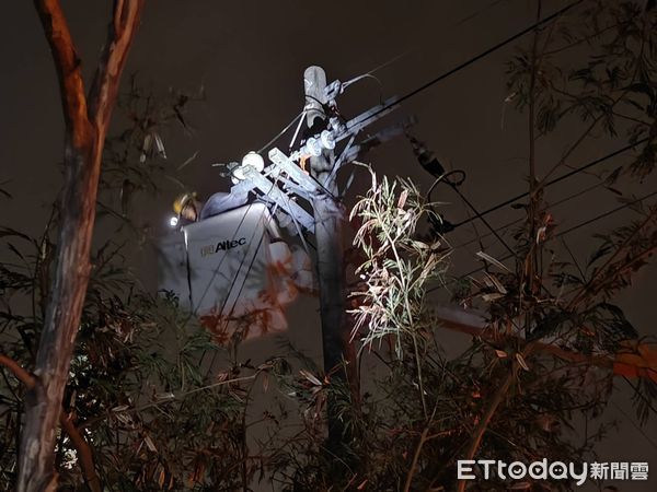 ▲台電工程人員冒雨搶修電桿，全力恢復台南災區供電。（記者林東良翻攝，下同）