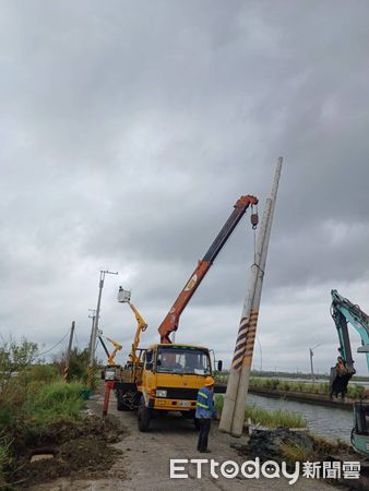 ▲台電工程人員冒雨搶修電桿，全力恢復台南災區供電。（記者林東良翻攝，下同）