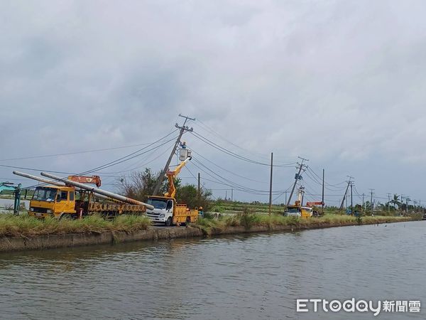 ▲台電工程人員冒雨搶修電桿，全力恢復台南災區供電。（記者林東良翻攝，下同）