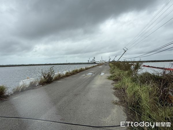 ▲台電工程人員冒雨搶修電桿，全力恢復台南災區供電。（記者林東良翻攝，下同）