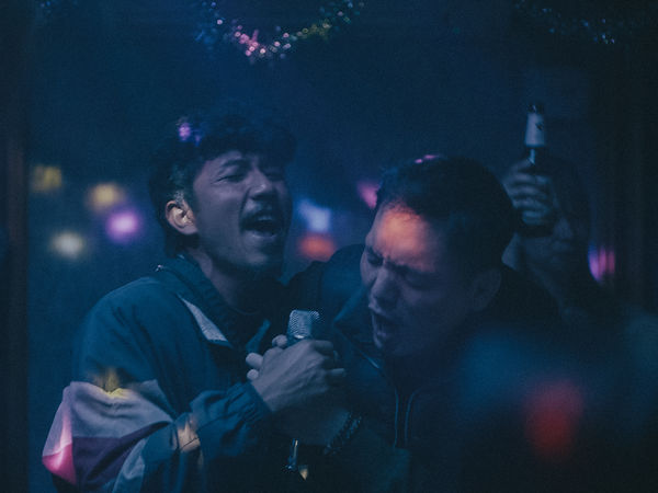 ▲萬洛隆甘迦憑藉《白衣蒼狗》贏得北影影帝，也與泰文翻譯John（左）來台灣享用美食牛肉麵。（圖／牽猴子提供）