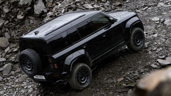 全黑設計強化豪華硬派風格　Land Rover Defender OCTA Black 正式發表