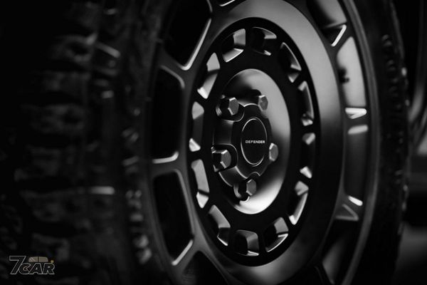 全黑設計強化豪華硬派風格　Land Rover Defender OCTA Black 正式發表