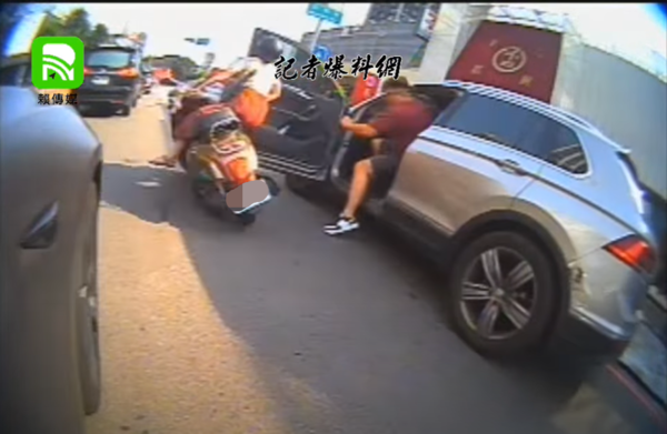 台中汽車駕駛開車門，女騎士閃避不及摔車。（圖／翻攝自YouTube／記者爆料網）