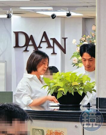 7/2 10：29 劉品言和連晨翔身著純白襯衫，現身戶政事務所登記結婚。