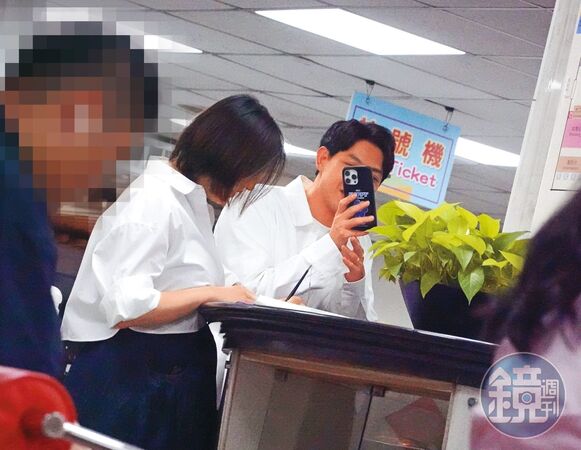 7/2 10：33 兩人在動筆寫資料時，連晨翔不忘拿手機記錄老婆的這一刻。