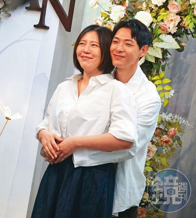7/2 11：13 連晨翔拍照時不忘手撫劉品言的肚子，對愛妻和寶寶相當上心。