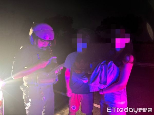 ▲內埔警分局員警幫忙救小狗。（圖／記者陳崑福翻攝）