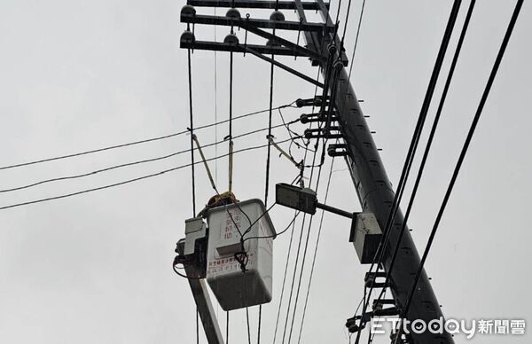 ▲台電緊急搶修。（圖／台電彰化區處提供）