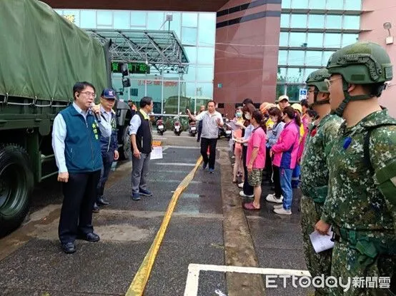 ▲台南市長黃偉哲9日前往麻豆區勘災，了解文旦落果災情並慰問果農，現場指示各局處加快補助申報與復原進度。（記者林東良攝，下同）