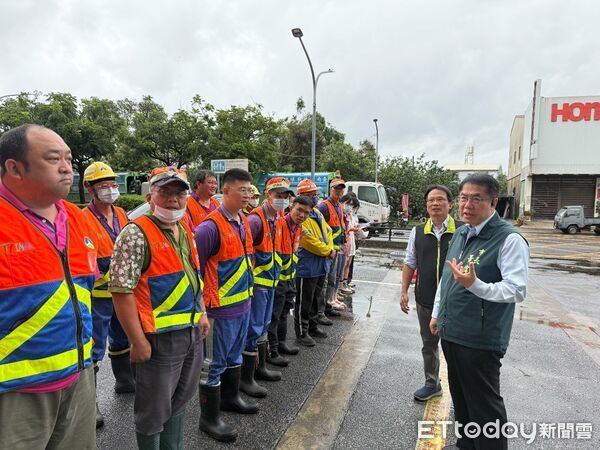 ▲台南市長黃偉哲9日前往麻豆區勘災，了解文旦落果災情並慰問果農，現場指示各局處加快補助申報與復原進度。（記者林東良攝，下同）
