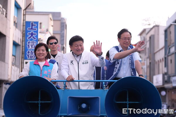 ▲▼桃園市長張善政率領團隊抵達花蓮，與花蓮縣長徐榛蔚、立委傅崐萁及地方藍營參與「反惡罷、挺花蓮」車隊掃街行動。（圖／國民黨花蓮縣黨部提供，下同）