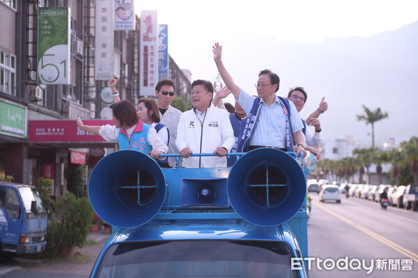 ▲▼桃園市長張善政率領團隊抵達花蓮，與花蓮縣長徐榛蔚、立委傅崐萁及地方藍營參與「反惡罷、挺花蓮」車隊掃街行動。（圖／國民黨花蓮縣黨部提供，下同）