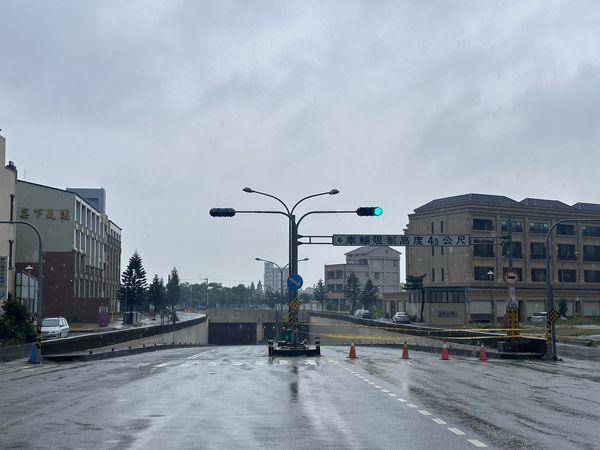 ▲彰化芳苑鎮海廟淹水 伸港地下道淹水。（圖／記者唐詠絮翻攝）