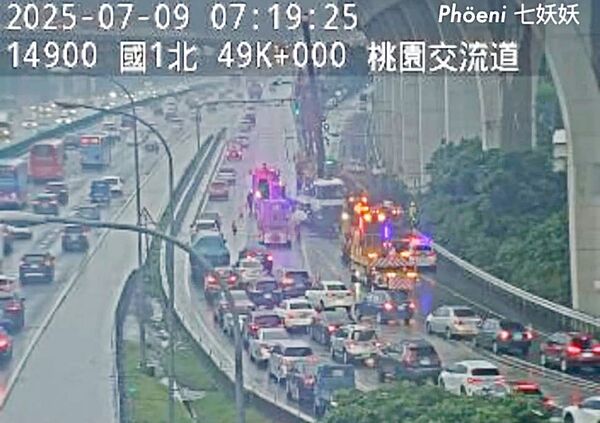 ▲國一桃園交流道入口匝道今天凌晨發生聯結車自撞護欄翻覆事故，警消動用大型吊車現場處理。（圖／翻攝自國道即時路況）