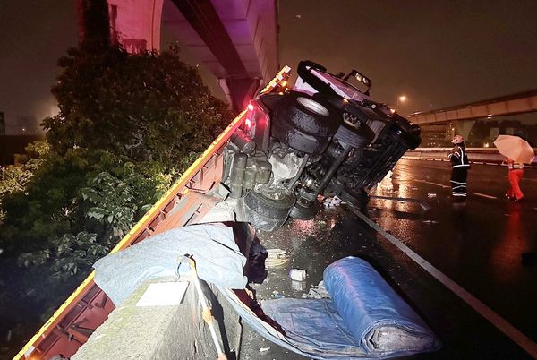 ▲國一桃園交流道入口匝道今天凌晨發生聯結車自撞護欄翻覆事故，警消到場處理。（圖／國道一隊提供）