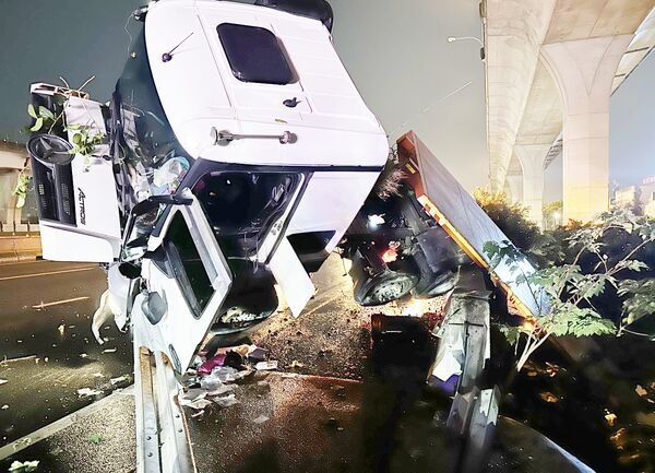 ▲國一桃園交流道入口匝道今天凌晨發生聯結車自撞護欄翻覆事故，現場一片狼藉。（圖／國道一隊提供）