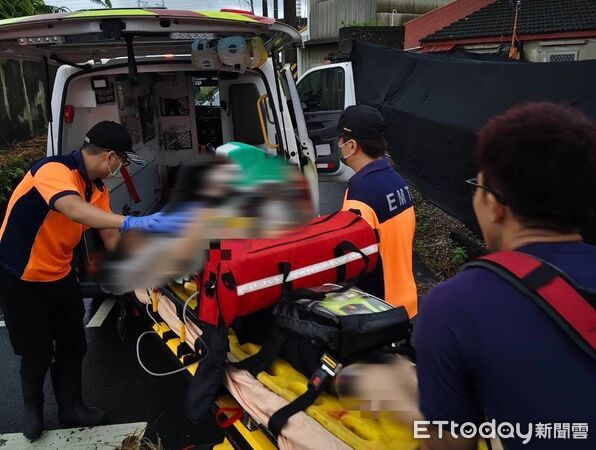 ▲台南六甲區上午發生機車女騎士墜水溝事故，67歲黃姓婦人失去生命跡象送醫搶救中。（民眾提供，下同）