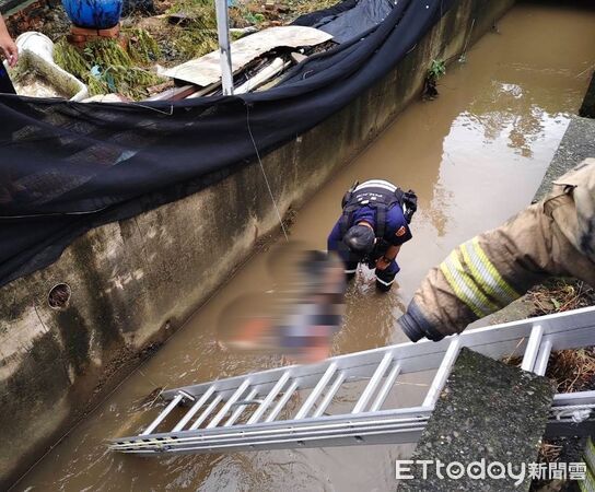 ▲台南六甲區上午發生機車女騎士墜水溝事故，67歲黃姓婦人失去生命跡象送醫搶救中。（民眾提供，下同）