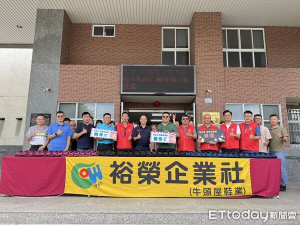 ▲屏東警友會致鳥員警足弓拖鞋。（圖／記者陳崑福翻攝）