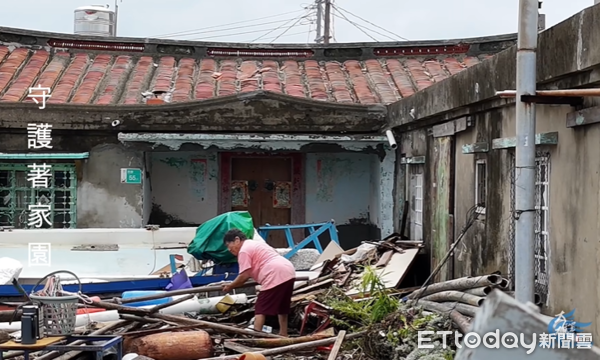 ▲丹娜絲摧殘變孤島！16級強風「掀翻屋頂」家園慘毀　心痛片曝光。（圖／「台南大雄空拍」授權引用）