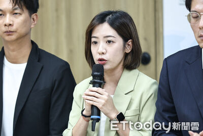 柯文哲交保!黃瀞瑩「一年了我們都在這」 網友嗨喊:回來接黨主席