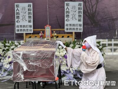 孝女白琴鑽棺抗議！遊覽車工會辦「告別式」嗆：交通部逼人走絕路