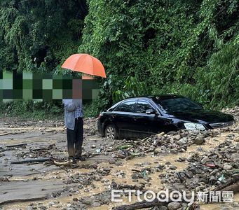 快訊／不要命！彰化二水汽機車硬闖封鎖線　下秒險遭泥石吞沒