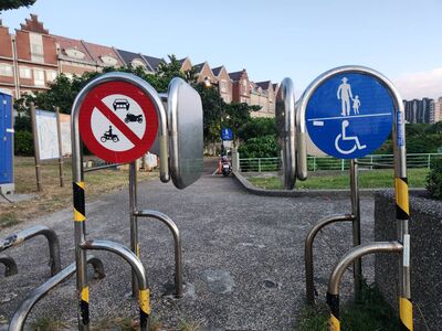 擋不住車輛卻阻擾障礙者　綠委偕民團3訴求：移除無效車阻