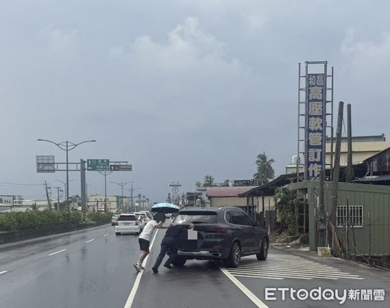 ▲枋寮警分局員警協助將自小客車移置路旁。（圖／記者陳崑福翻攝）