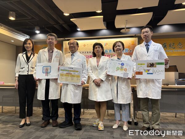 ▲▼王長庚公益信託自2019年啟動「健康老化研究計畫」，由林口長庚醫院腎臟科方基存教授（左3）主持，結合長庚醫院、長庚大學及台塑醫學事業發展中心的研究資源，建立本土健康人資料庫，針對失能、失智、睡眠等高齡長者問題進行系統性研究，探索可行的健康改善方案。（圖／記者洪巧藍攝）